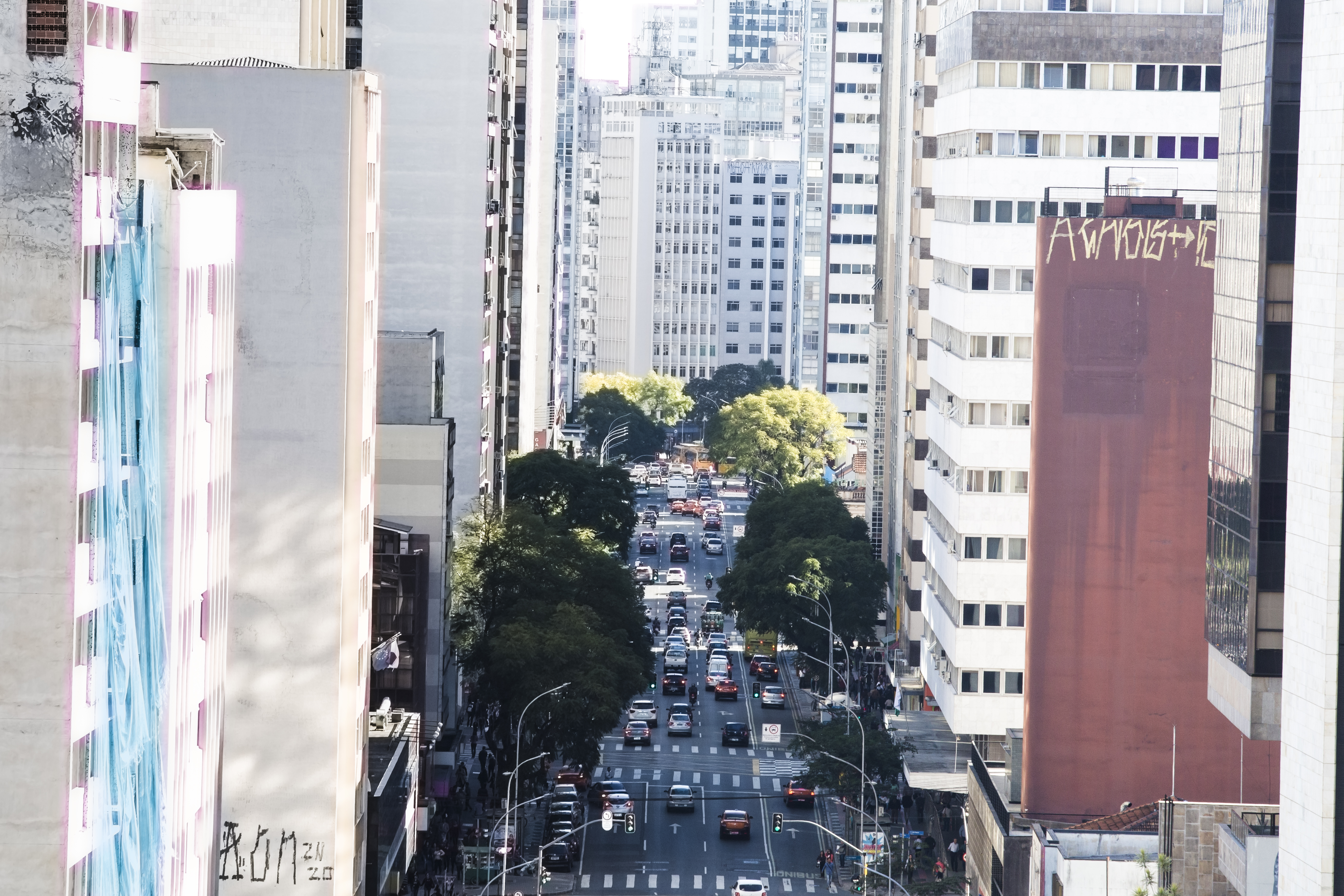 Corredor de prédios na Avenida Marechal Deodoro foi um dos pontos analisados. | Lineu Filho/Gazeta do Povo