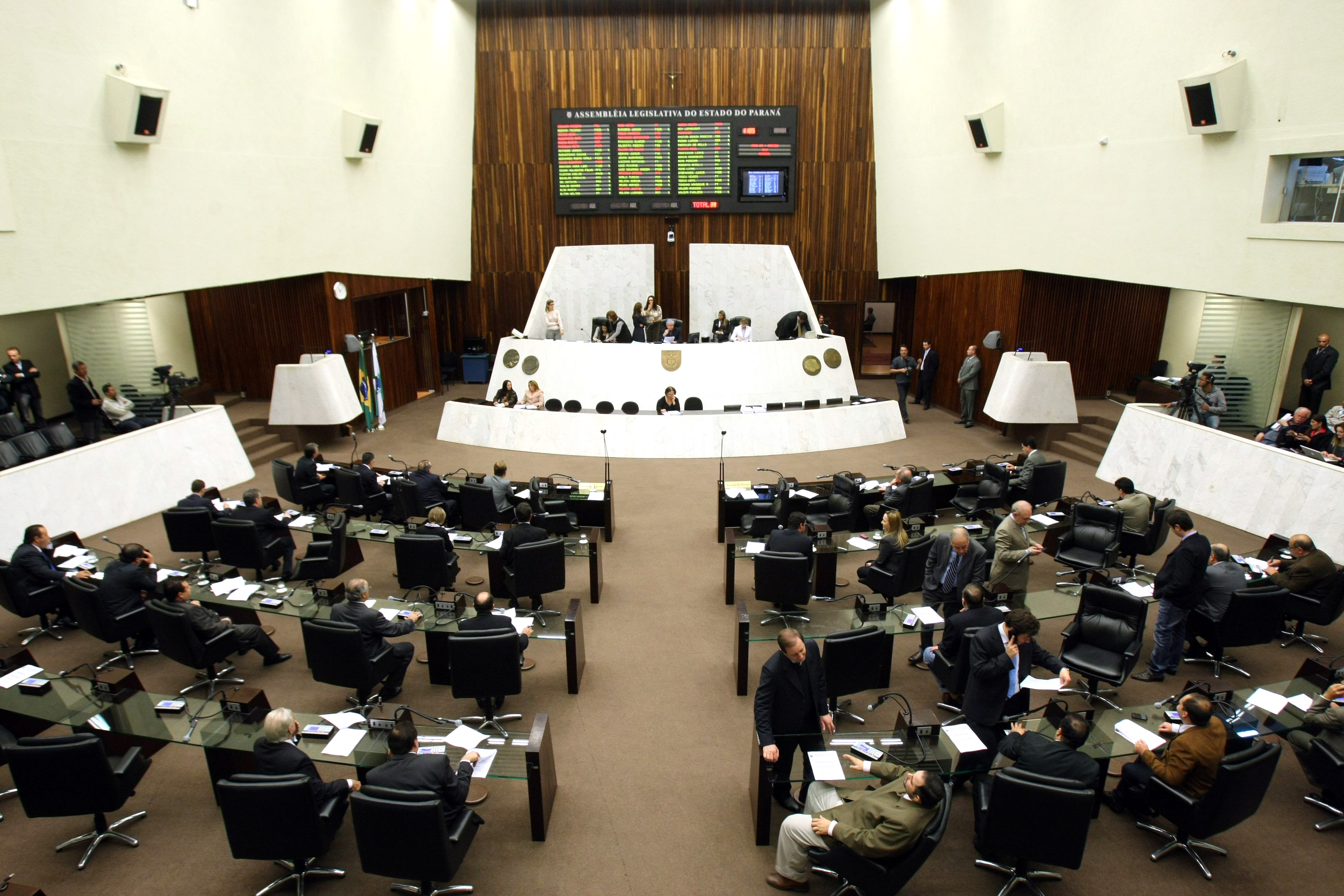 Plenário da Assembleia: após passar em comissão, suspensão do reajuste será votada por todos os deputados. | Daniel Castellano /Gazeta do Povo