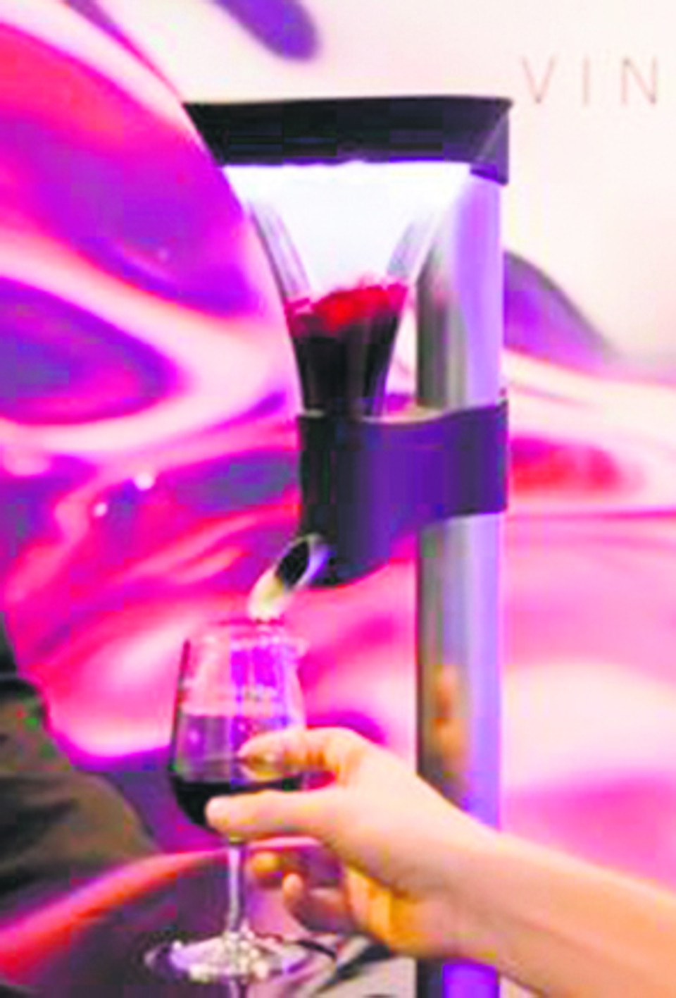 Sajith Wimalaratne, à esq., observa um usuário montar seu vinho com o equipamento | Divulgação/Cambridge Consultants