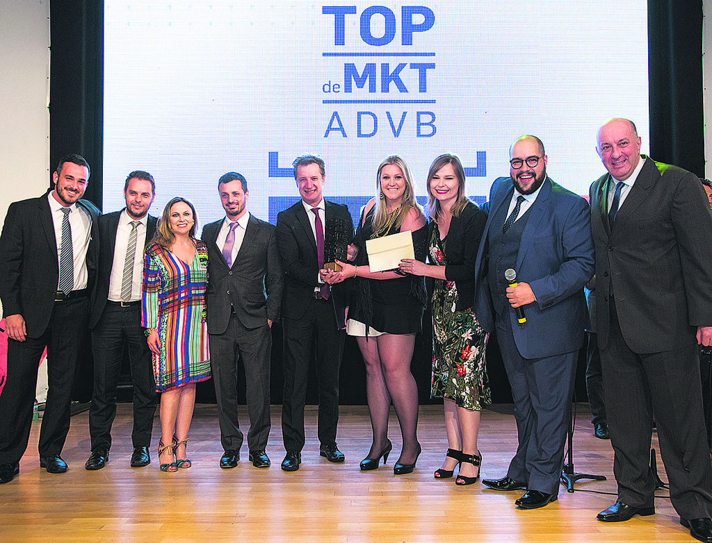 A equipe da Massa FM na noite de  premiação do Top de Marketing 2016: rádio continua em busca de outros prêmios.