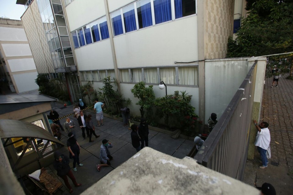 Por causa da invasão, as aulas desta segunda-feira (21) na UTFPR estão suspensas. | Marcelo Andrade/Gazeta do Povo