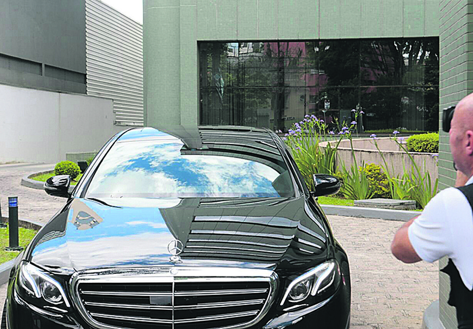 Yousseff deixou a sede da Justiça Federal de Curitiba em um automóvel Mercedes, após colocar tornozeleira eletrônica. | Albari Rosa/Gazeta do Povo