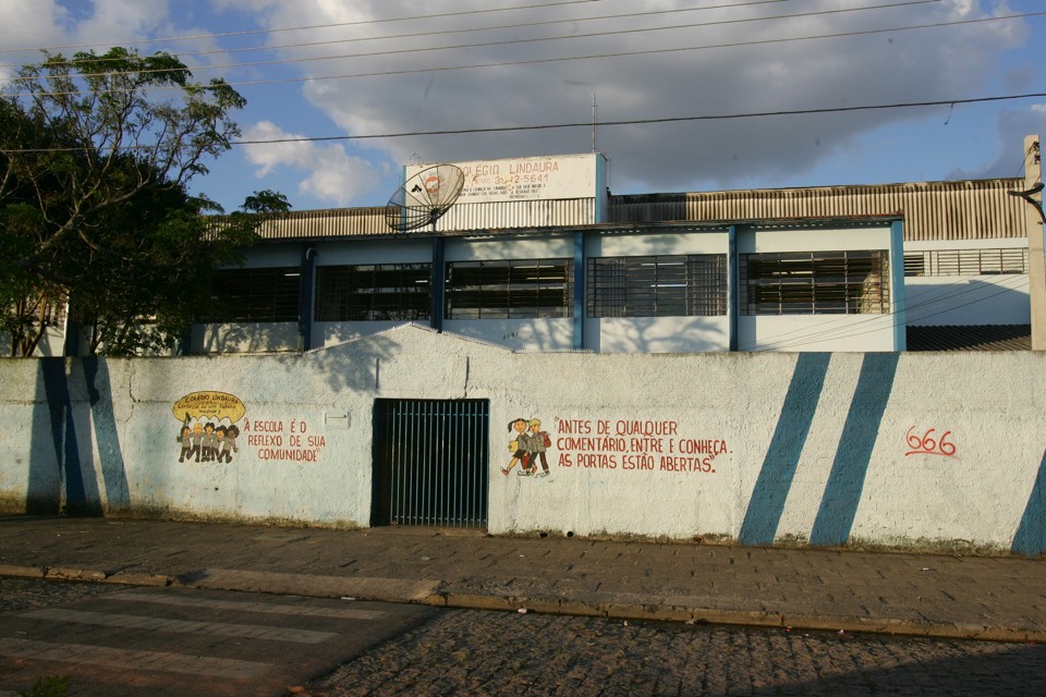 Foto mostra a fachada do Colégio Estadual Lindaura Ribeiro Lucas, em 2010 | Daniel Castellano /Arquivo/Gazeta do Povo