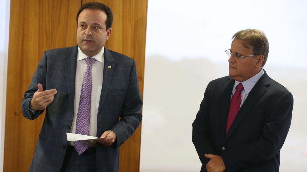 Líder do governo na Câmara, deputado André Moura (à esq.)entrega manifesto de apoio ao ministro-chefe da Secretaria de Governo, Geddel Vieira Lima | Valter Campanato/Agência Brasil