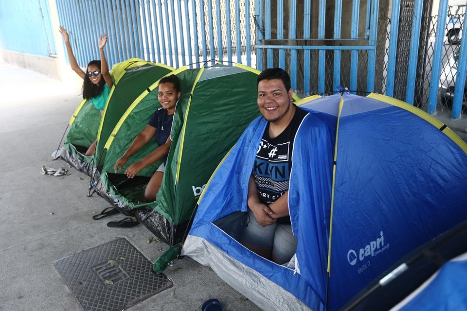 Acampamento montado na calçada da Praça da Apoteose por fãs do cantor Justin Bieber | Fábio Motta/Estadão Conteúdo