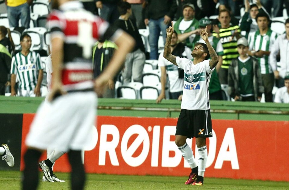 Leandro comemora o gol da vitória sobre o Santa Cruz no Couto Pereira | Hugo Harada/Gazeta do Povo