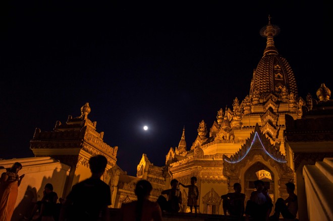 Budistas assistem à superlua em Yangon, em Myanmar | ROMEO GACAD/AFP