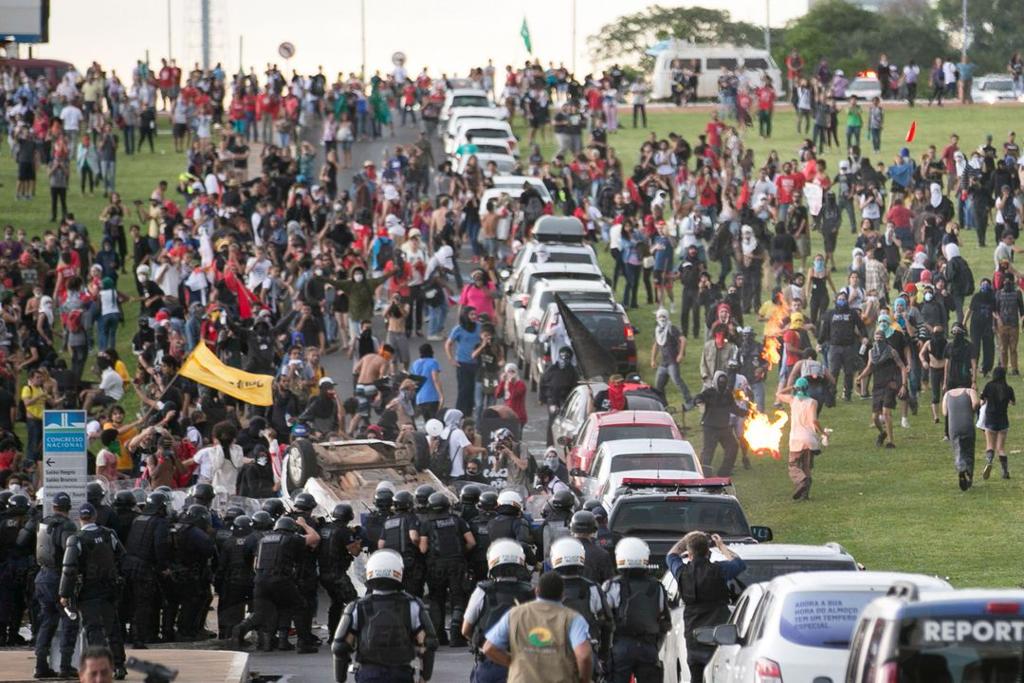 Manifestantes atacam coquetéis-molotov | Fabio Rodrigues Pozzebom/Agência Brasil