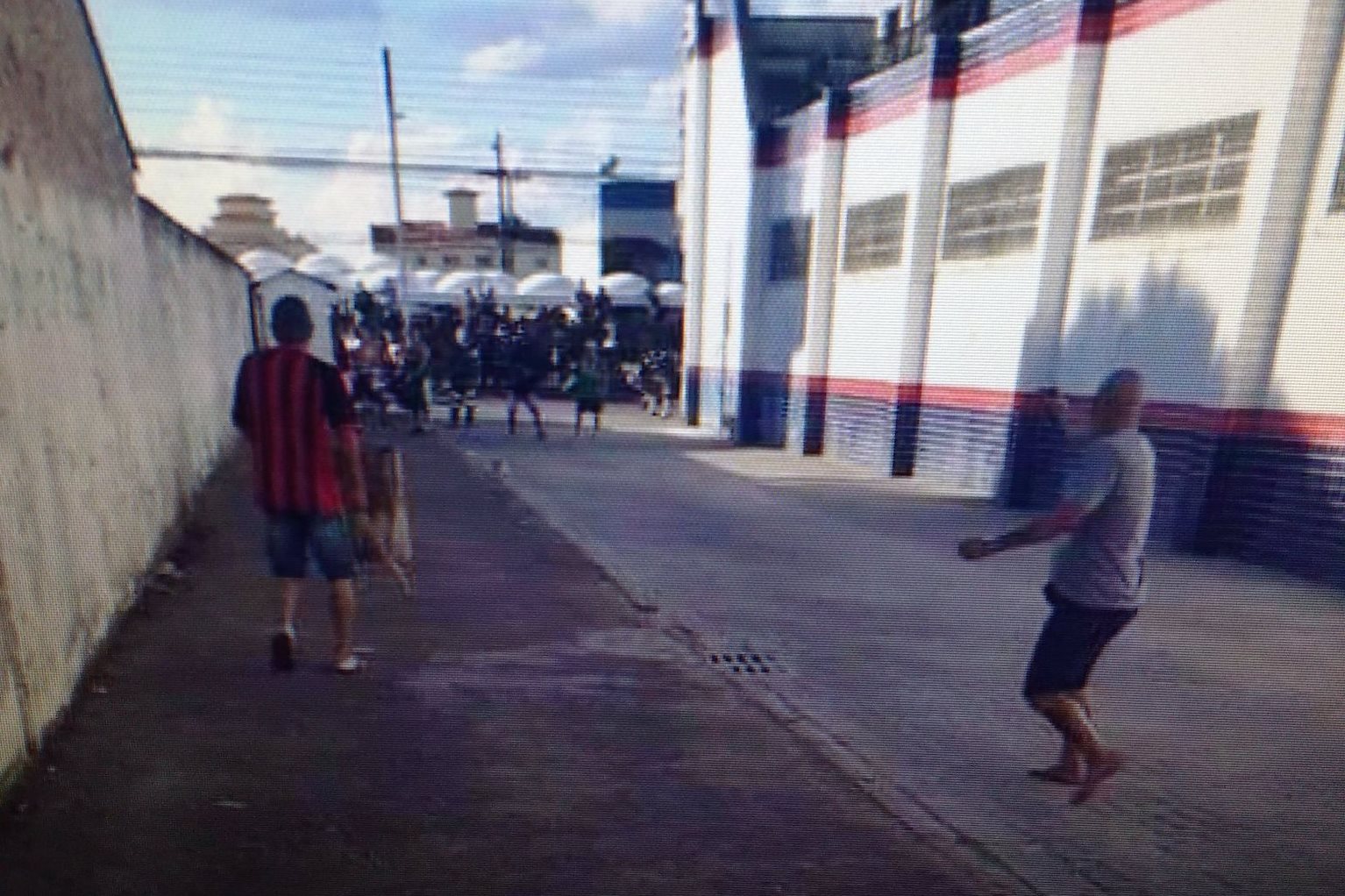 Imagem cedida pela Demafe mostra Michel, de camiseta cinza, disparando contra torcedores do Coritiba. | /