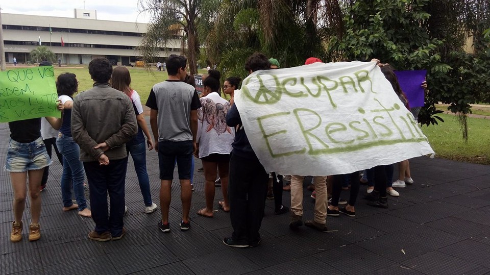 De costas e em formato de jogral, estudantes anunciam suas reivindicações | Fabio Silveira/Gazeta do Povo