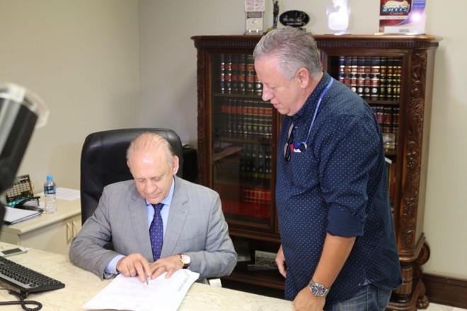 Presidente da Assembleia, Ademar Traiano é notificado da decisão liminar que paralisou a tramitação da emenda de Richa. | Divulgação/Bancada de oposição
