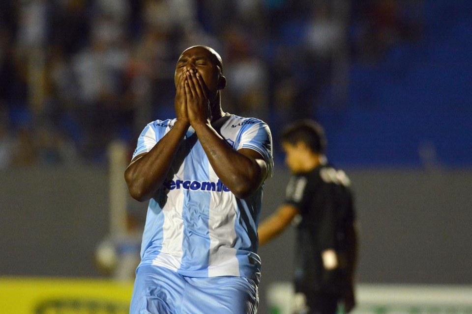 Itamar lamenta chance desperdiçada no jogo do Londrina com o Paysandu, no Estádio do Café. | Gustavo Oliveira/Estadão Conteúdo