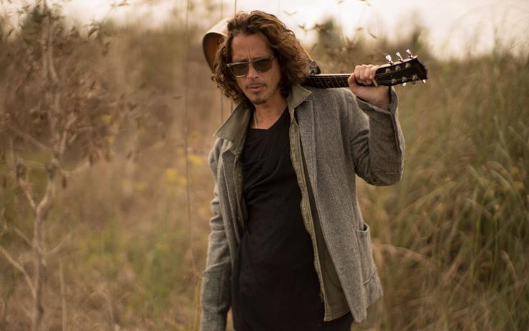 Com o violão nas costas, Chris Cornell leva sua música mais longe. | Divulgação/
