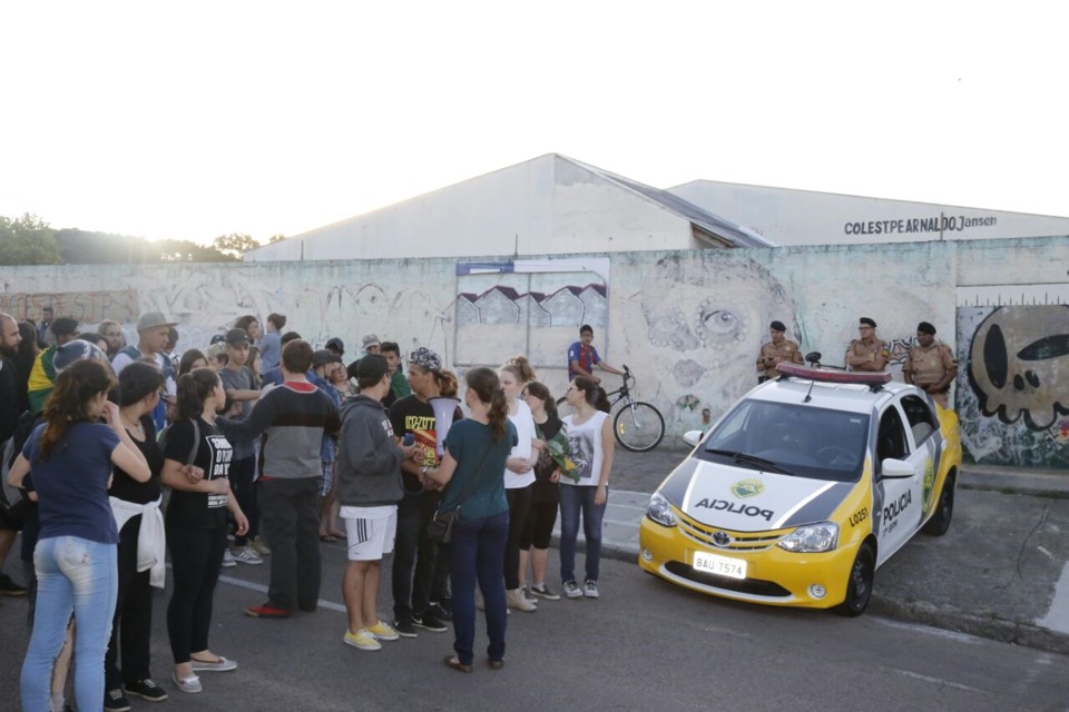 Estudantes que ocupavam o Colégio Estadual Arnaldo Jansen saíram em passeata pelas ruas de São José dos Pinhais | Pedro Serápio/Gazeta do Povo