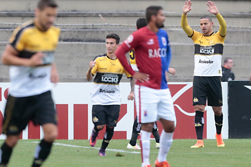 Bruno baio comemora primeiro gol da partida. Criciúma bateu o Paraná na Vila Capanema | Albari Rosa/Gazeta do Povo