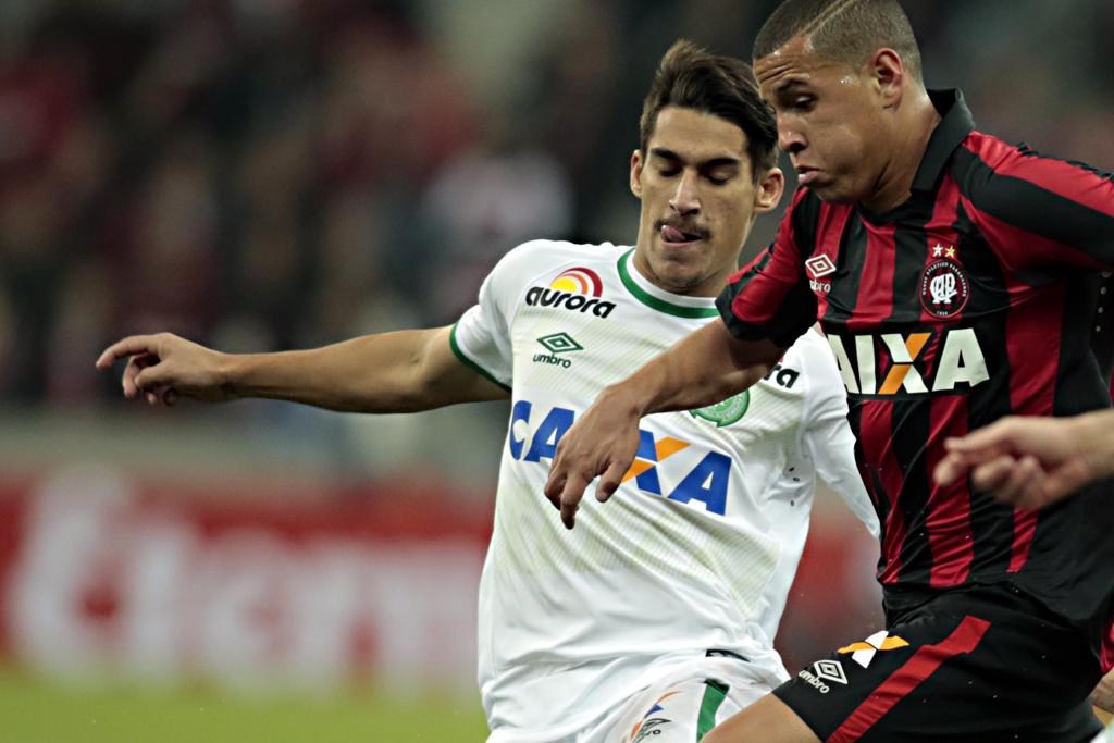Lateral Gimenez estava emprestado pelo Cianorte à Chapecoense | Albari Rosa/Gazeta do Povo