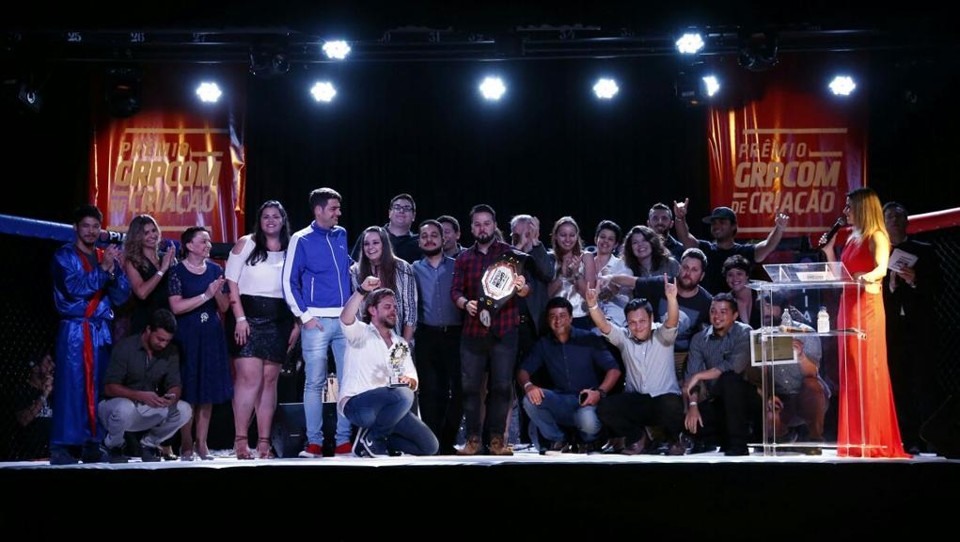 Candy Shop é a grande vencedora do 8.º Prêmio GRPCom de Criação Candy Shop sobe ao palco para receber o prêmio de Agência do Ano | Hugo Harada/Gazeta do Povo