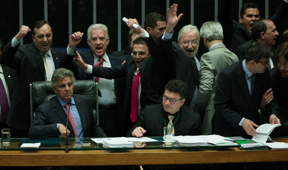 Francischini (de gravata bege) e Aliel (gravata vermelha, em pé) comemoram o adiamento da votação do pacote da quinta passada para esta terça-feira. | Lula Marques/Agência PT/Fotos Públicas