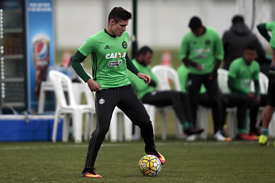 Raphael Veiga , meia do Coritiba, foi defendido pelo atacante Kléber nessa quarta-feira (2). | Albari Rosa/Gazeta do Povo