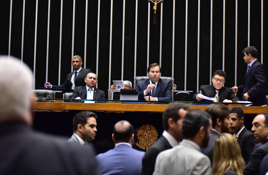 Rodrigo Maia (ao centro da mesa) negou articulação para aprovar anistia acaisa 2 eleitoral. | Zeca Ribeiro/Agência Câmara