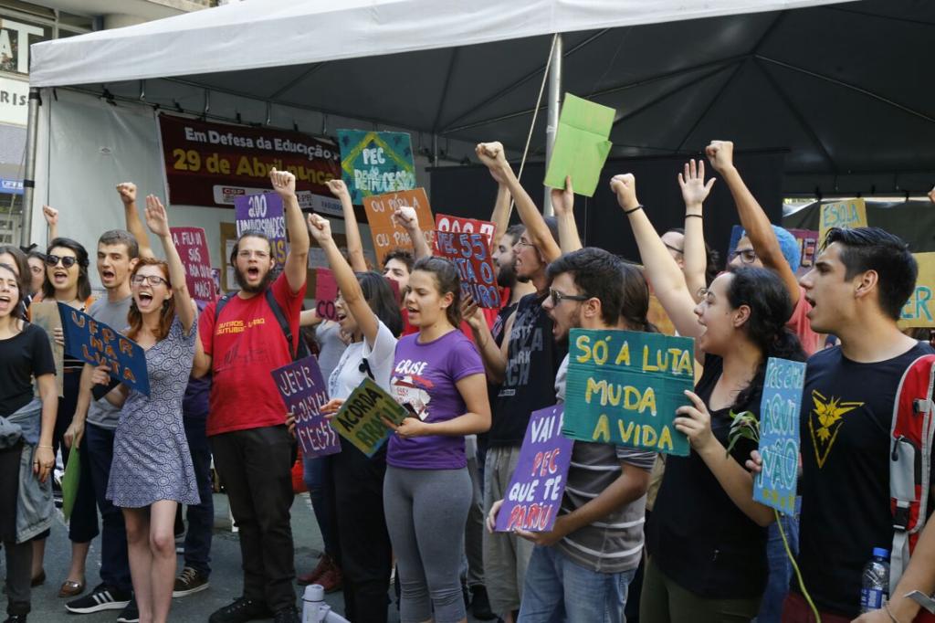 Estudantes protestam neste sábado (26). | Pedro Serápio/Gazeta do Povo
