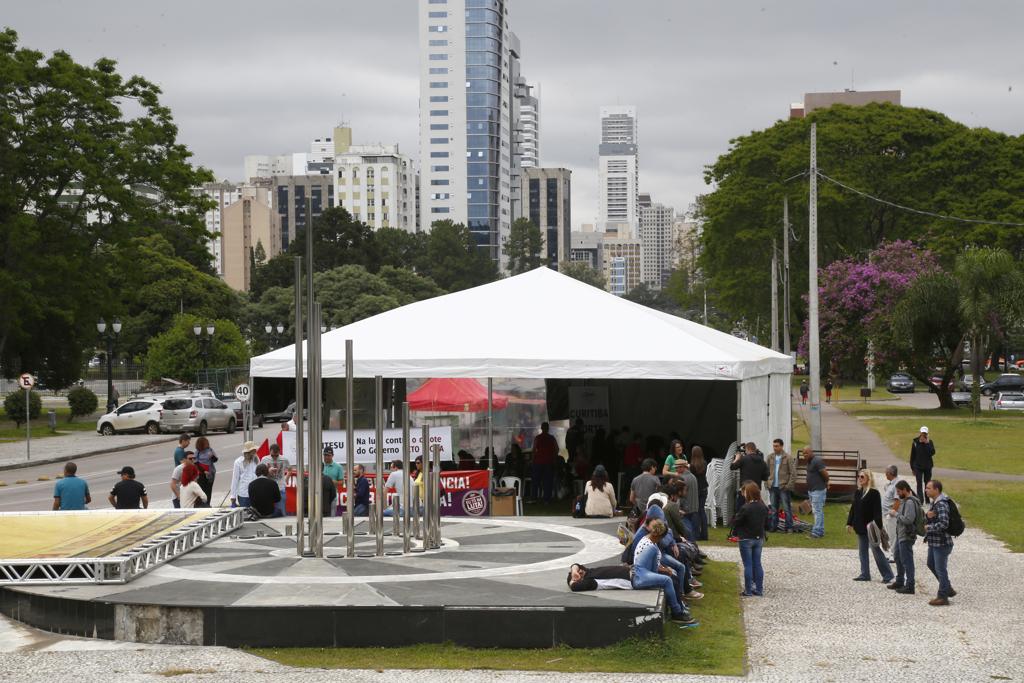Cerca de 50 pessoas já marcam presença em frente a Assembleia Legislativa na manhça desta terça-feira. | Aniele Nascimento/Gazeta do Povo
