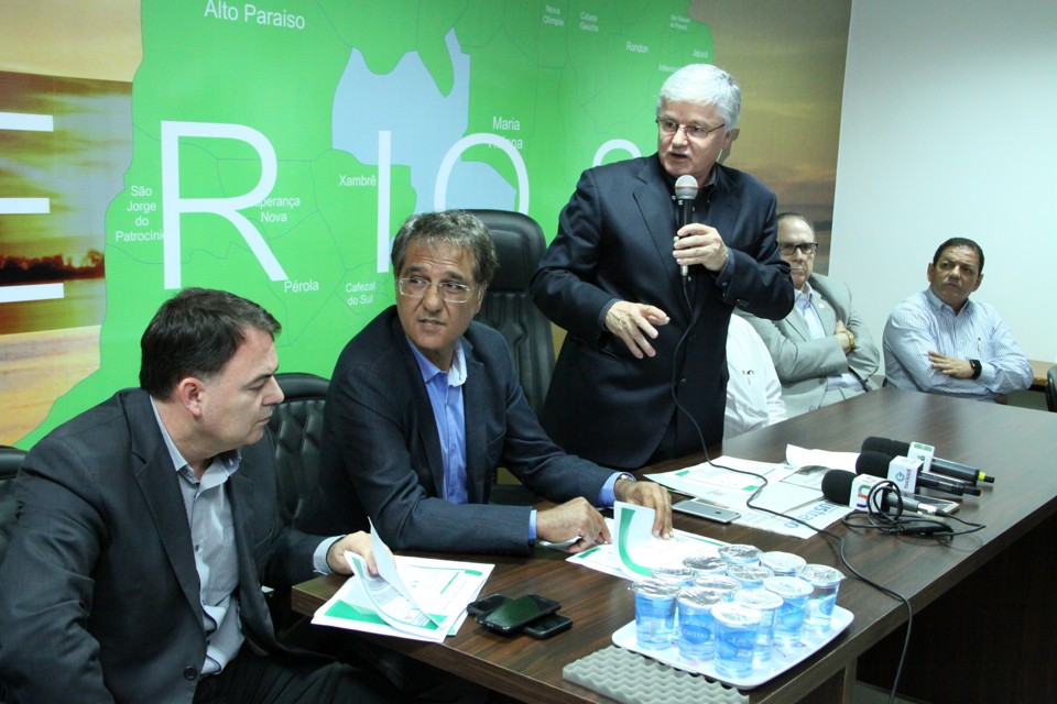 Rossoni (com o microfone), Richa Filho e Leal Filho apresentam projeto de revitalização da PR-323 | Antonio Roberto / Umuarama Ilustrado/Gazeta do Povo
