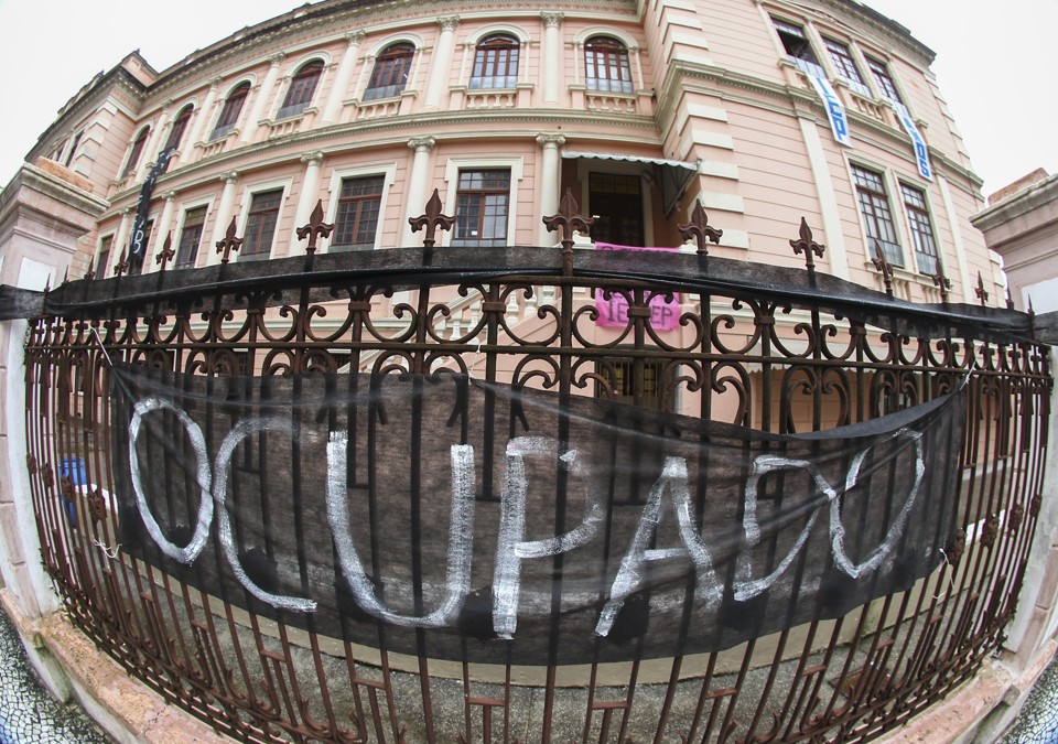 Instituto de Educação Erasmo Pilotto, em Curitiba: trâmite de PEC e MP no Congresso ignora reivindicações dos estudantes. | Daniel Castellano/Gazeta do Povo