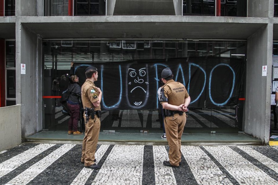 Ocupações das escolas estão perdendo força no Paraná? Policiais militares fazem a segurança do Núcleo Regional de Educação, em Curitiba. | Daniel Castellano/Gazeta do Povo