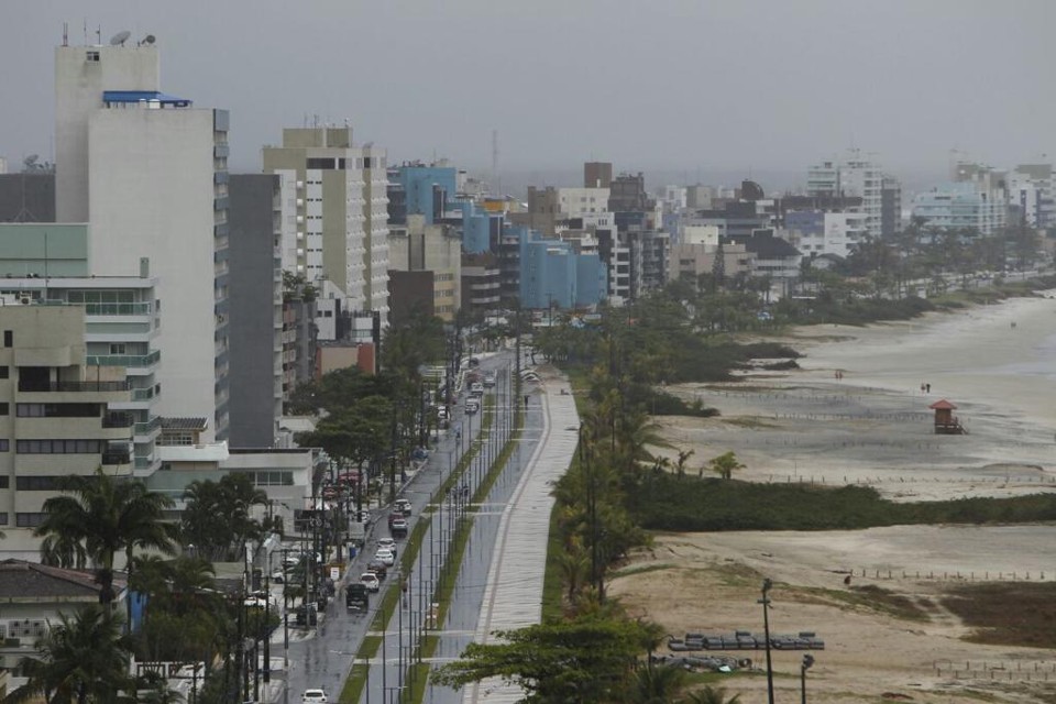 Tempo ruim afastou os  banhistas  da orla de  Matinhos,  no Litoral do Paraná. | Antonio More/Gazeta do Povo
