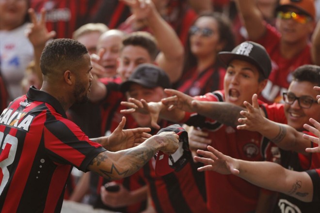 Lateral-direito Léo distribui material promocional para a torcida antes do jogo. | Antônio More/Gazeta do Povo