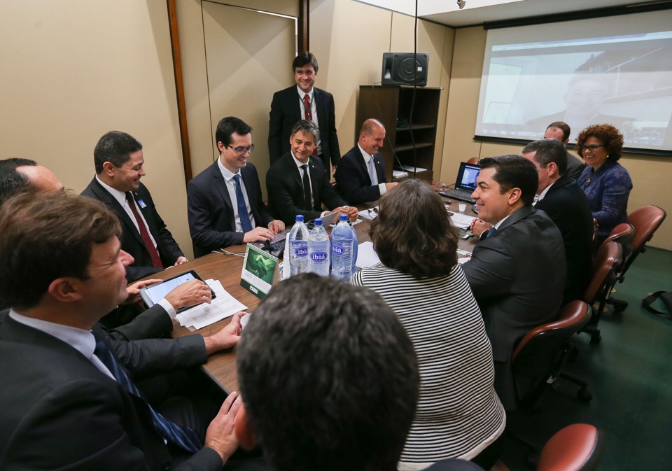 Reunião de integrantes do MPF com o relator do proieto: procuradores convenceram Onyx Lorenzoni a não mexer na essência da proposta, mas deputados articulam mudança no parecer dele. | Fabio Rodrigues Pozzebom/Agência Brasil
