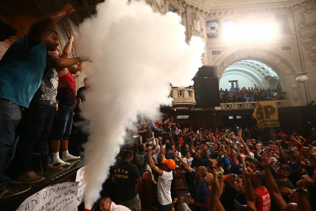 Servidores protestam dentro da Assembleia | FÁBIO MOTTA/ESTADÃO CONTEÚDO
