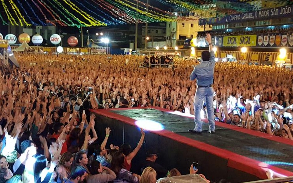 Cantor no São João de Campina Grande (PB), em 2016: 100 mil pessoas. | Divulgação