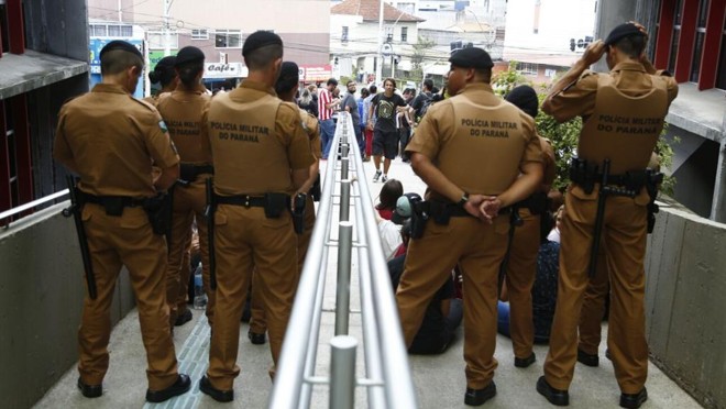 Polícia Militar está impedindo a entrada de estudantes no Núcleo de Educação. | Henry Milleo/Gazeta do Povo