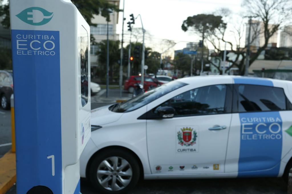 Dez carros e um micro-ônibus elétrico servem à frota municipal de Curitiba atualmente | Hugo Harada/Gazeta do Povo