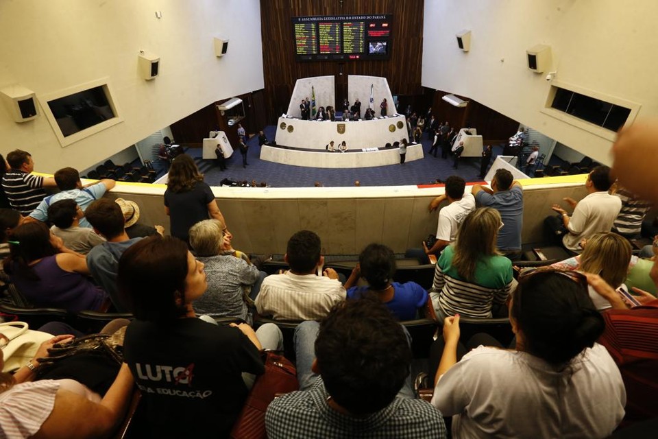 Na sessão de terça-feira (22), servidores pressionaram os deputados contra a suspensão do reajuste, mas esforço foi em vão | Hugo Harada/Gazeta do Povo