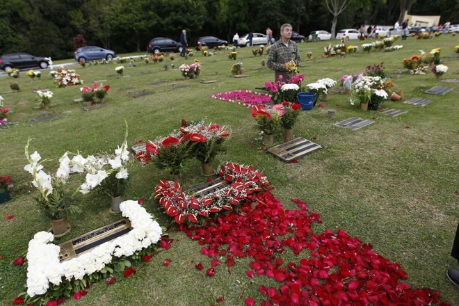 Homenagem em um dos túmulos do Cemitério Parque Iguaçu, que fica no Barigui | Jonathan Campos/Gazeta do Povo