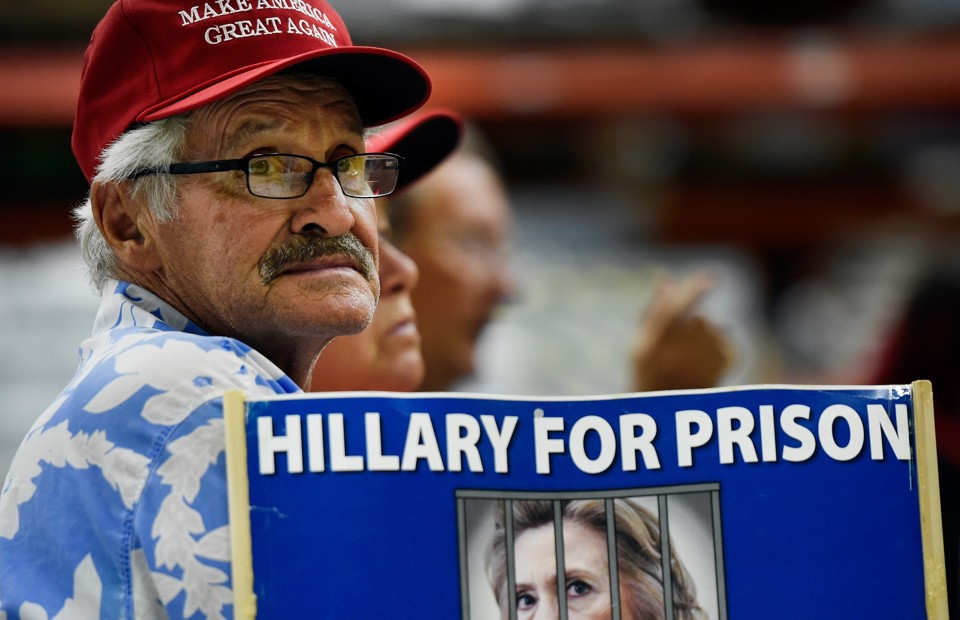 Defensores de Trump exibem cartaz agressivo contra Hillary Clinton. | David Becker/AFP
