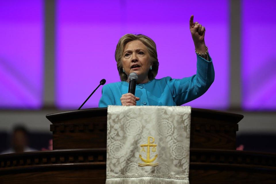 Em foto deste domingo (6), Hillary discursa em igreja da Filadélfia, na Pensilvânia. | Justin Sullivan/AFP