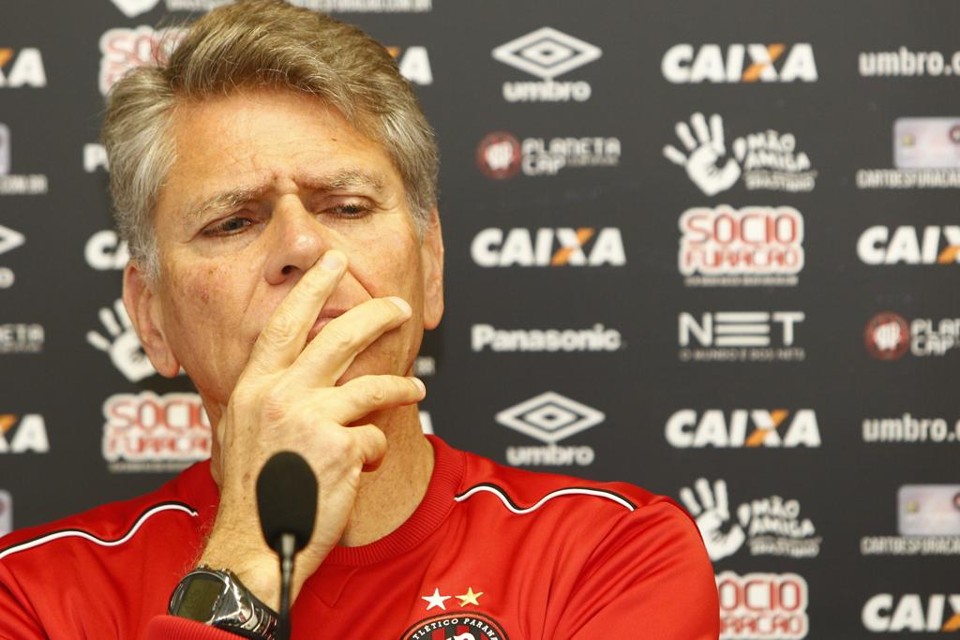 Técnico atleticano rebateu crítica de empresa de manutenção de gramados à grama sintética da Arena: atribuir a ela o desempenho da equipe é “não fazer a leitura das partidas” | Aniele Nascimento/Gazeta do Povo