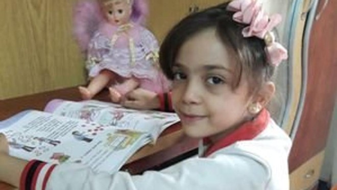 A foto que abre a rede social da menina: “lendo para me esquecer da guerra” | Reprodução Twitter/