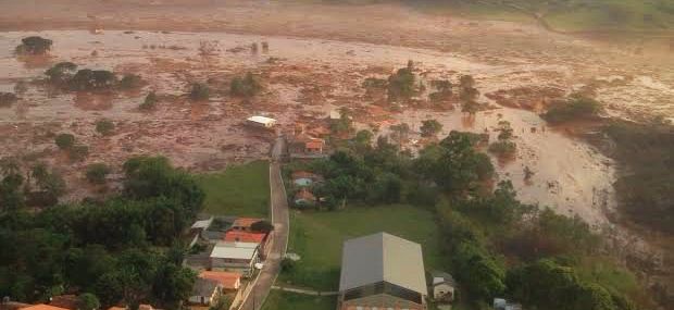Vazamento de lama da barragem de Fundão, que completa um ano neste sábado, deixou 19 mortos e um rastro de destruição. | Corpo de Bombeiros/ MG/Fotos Públicas