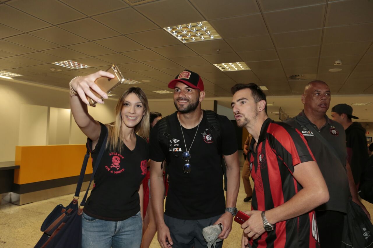 Cerca de 40 torcedores foram ao Aeroporto Afonso Pena. | Albari Rosa/Gazeta do Povo