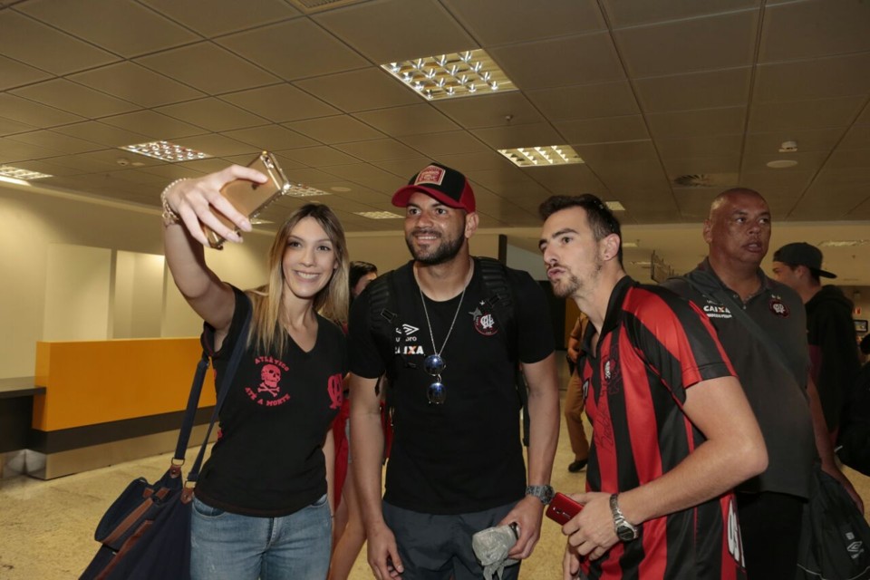 Cerca de 40 torcedores foram ao Aeroporto Afonso Pena. | Albari Rosa/Gazeta do Povo