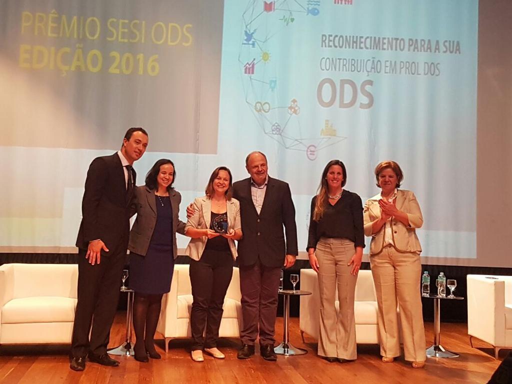 Cilvia Moraes (3 ª da esquerda para a direita), coordenadora do Ler e Pensar, recebe prêmio na Fiep | Divulgação/