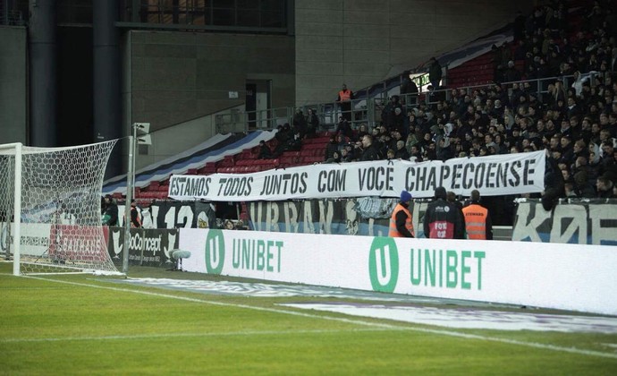Torcida do Copenhague estende faixa de apoio à Chapecoense. | /