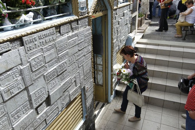 Pessoas visitam o túmulo de Maria Bueno neste dia de Finados | Jonathan Campos/Gazeta do Povo