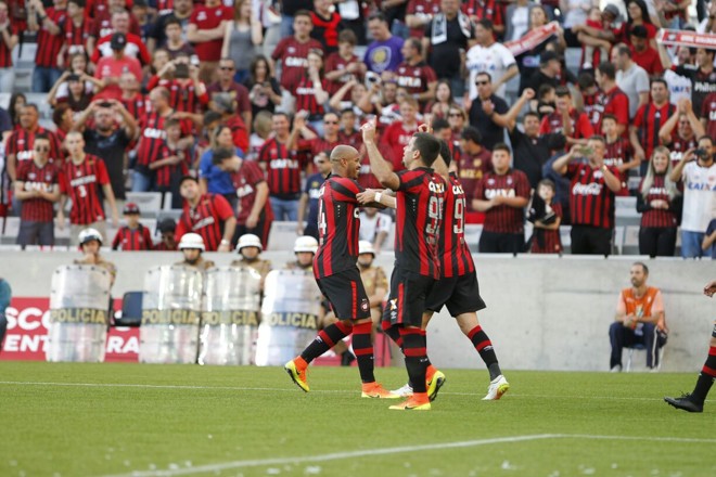 Thiago Heleno comemora o segundo gol do Furacão, marcado de pênalti. | Antônio More/Gazeta do Povo