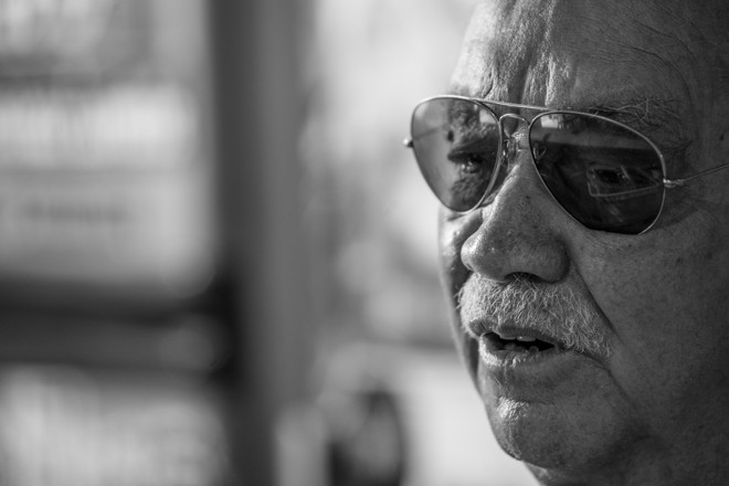 O rayban o acompanha desde os tempos em que serviu na força da ONU no Canal de Suez. | Hugo Harada/Gazeta do Povo